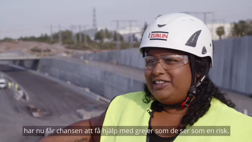 En kvinne på en byggeplass med vernebriller.