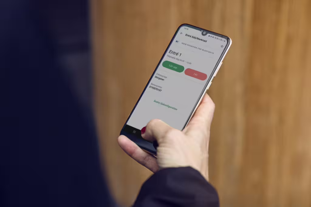 En bygningsarbeider åpner smartlåsen Ease Smart Lock med Ease CheckIn-appen.