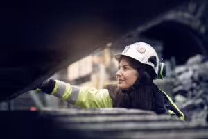 En kvinne på en byggeplass