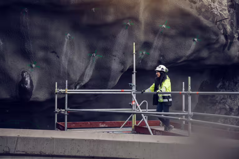 Byggarbeider i verneutstyr på byggeplass