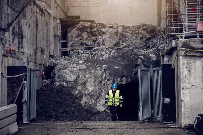 Person går gjennom kjøretøygrind med digital adgangskontroll på byggeplass