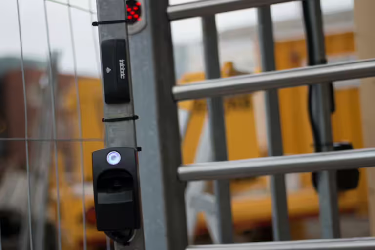 Biometrisk fingeravtrykksleser for sikker adgangskontroll på byggeplass