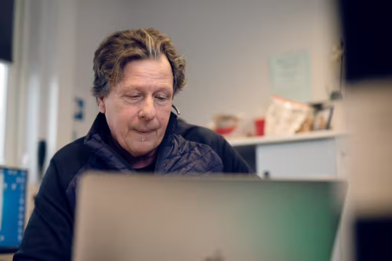 Plassledelse som jobber i Infobric Site for å få oversikt over tilgang og aktivitet på byggeplassen.