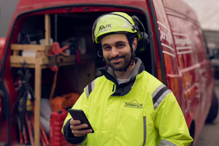 Arbeider åpner kjøreport for kjøretøy ved hjelp av mobilapp.