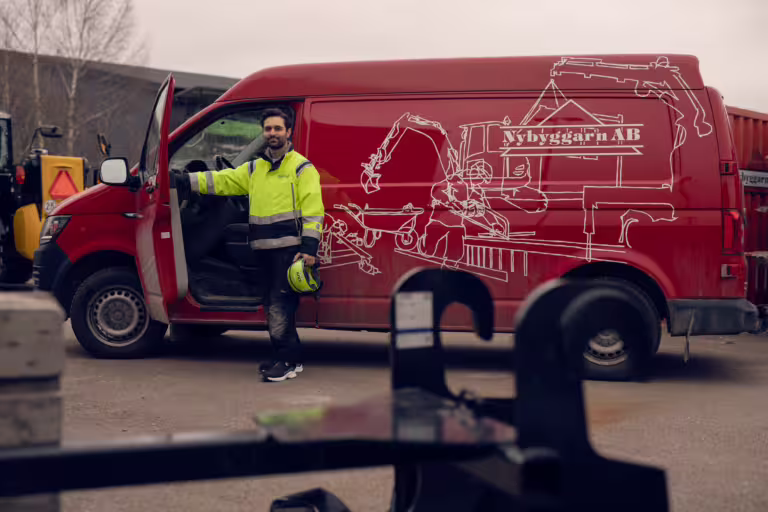 En arbeidstaker med Infobric Fleet elektronisk kjørebok og Infobric bilpolicy
