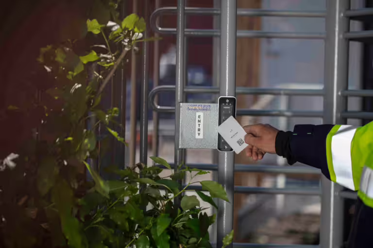 HMS-kort brukes på kortleser for å åpne rotasjonsport.