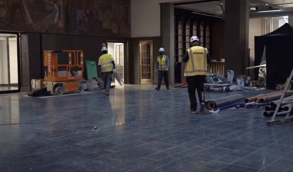 Byggeplass med arbeidere innendørs hos Skagstindgruppen.