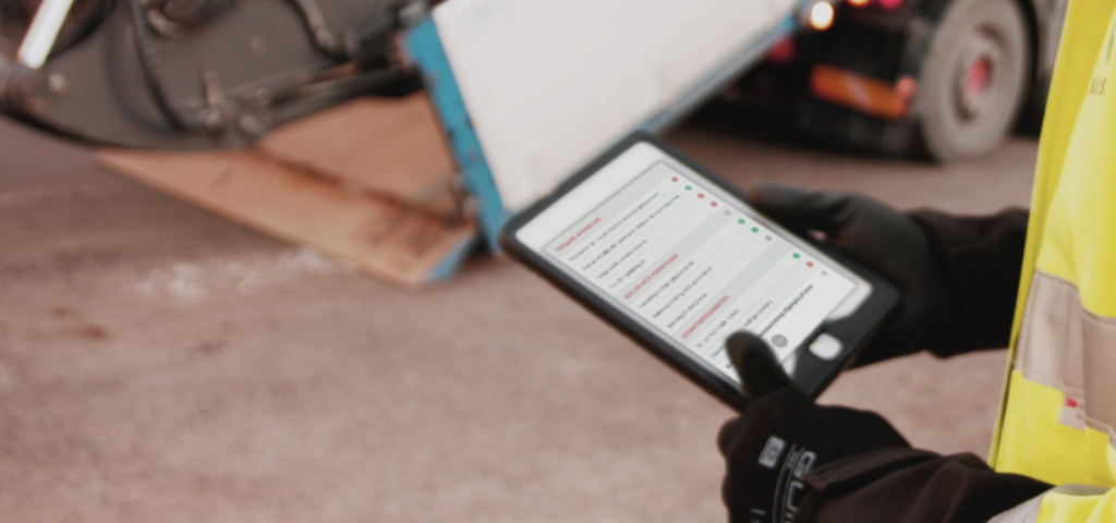 Arbetsmiljöinspektion på en byggarbetsplats med en digital checklista i Infobric Field