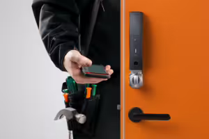 man öppnar dörr med smartlåset ease smart lock