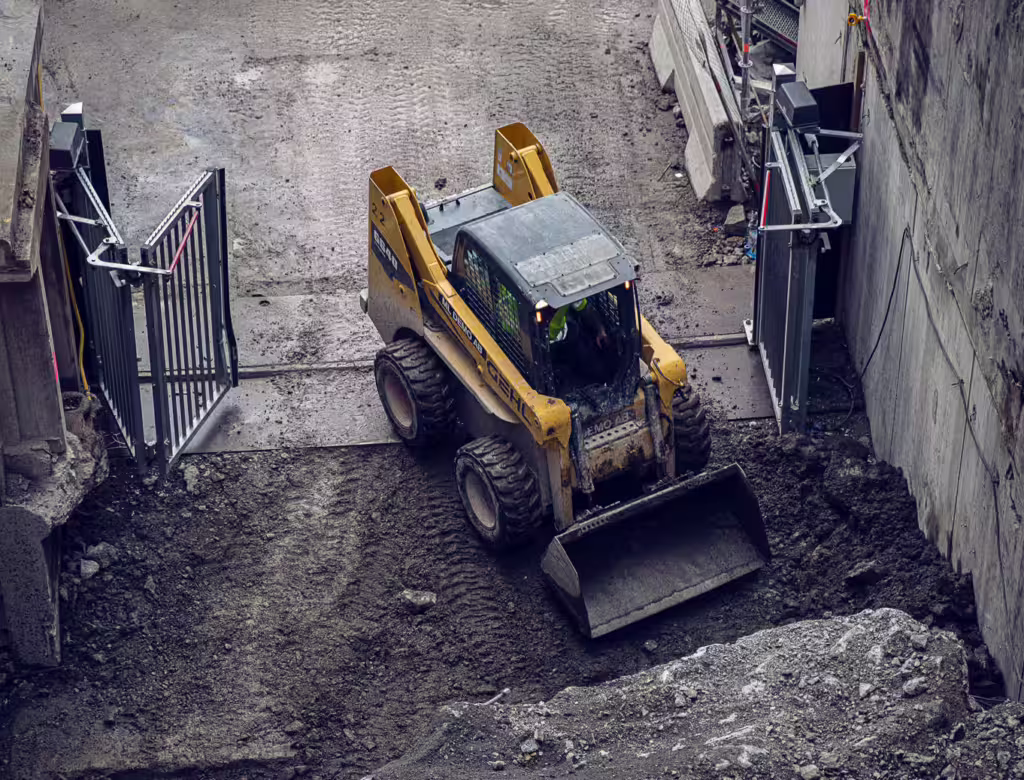 traktor kör sten efter bergsprängning