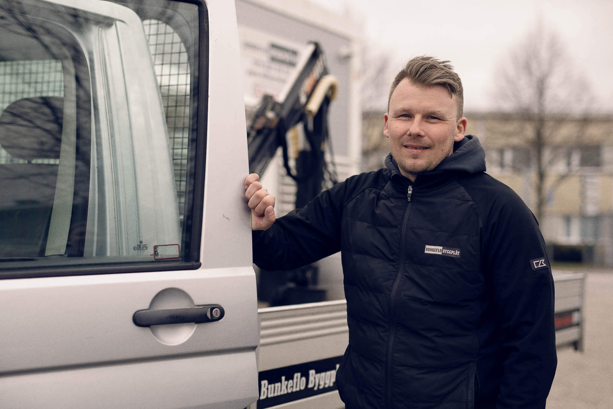 En arbetare som använder easypark företag och infobric