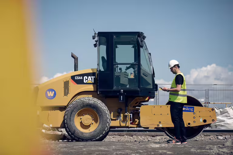 Projektledare kollar Infobric Workorder och Fortnox i telefonen