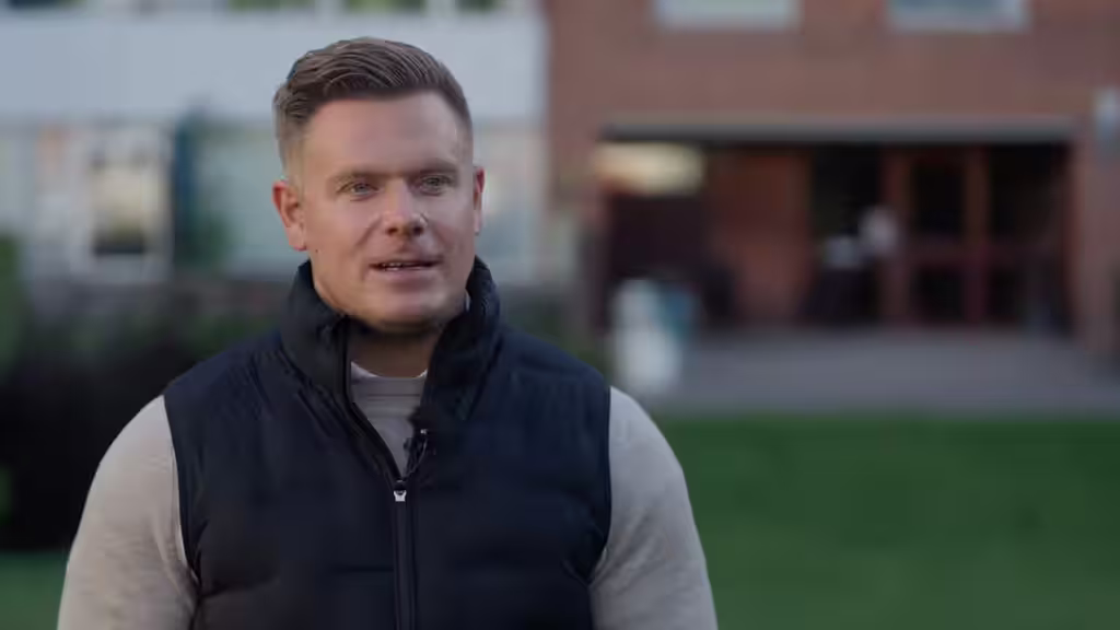 Man i väst som pratar om smartlåset Ease Smart Lock