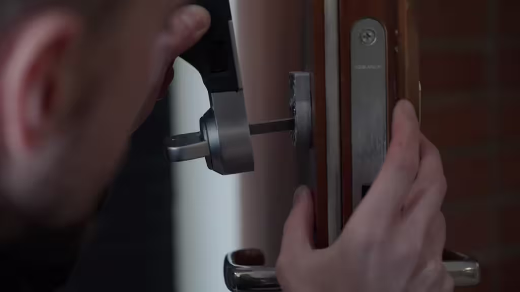 närbild på man som monterar smartlås