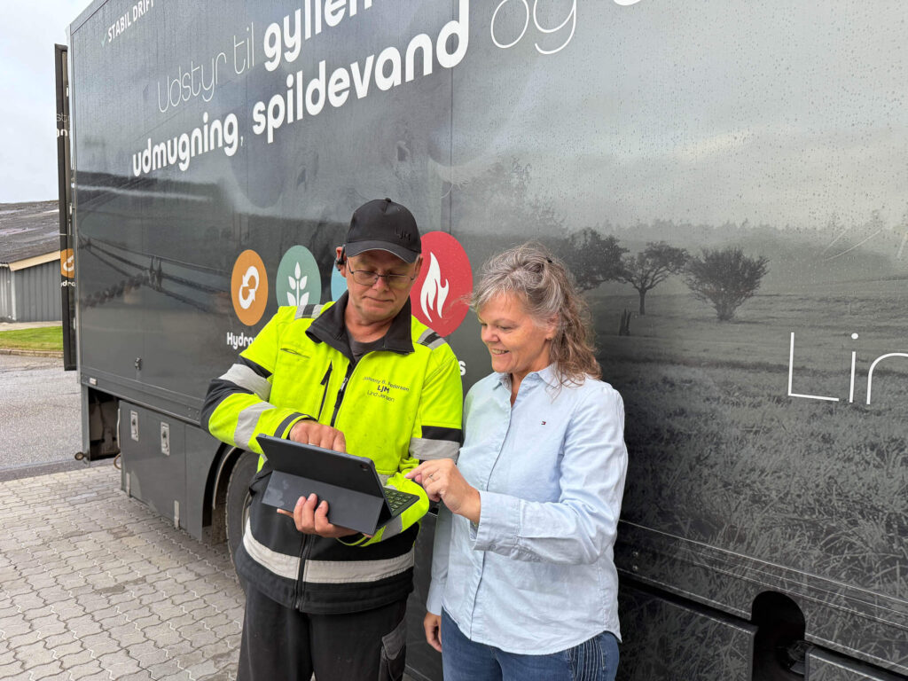 Två personer med Monitor ERP kollar på en surfplatta