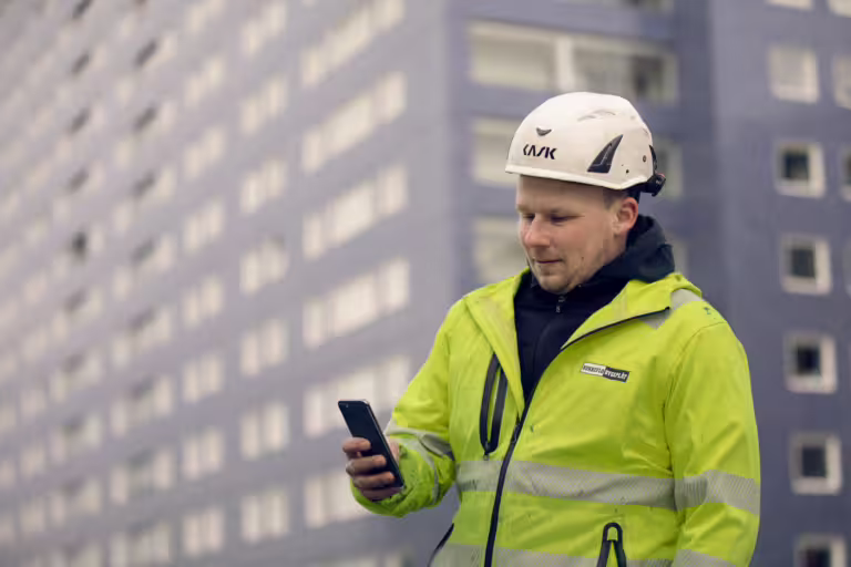 Användare öppnar dörr med Ease Smart Lock via mobilapp