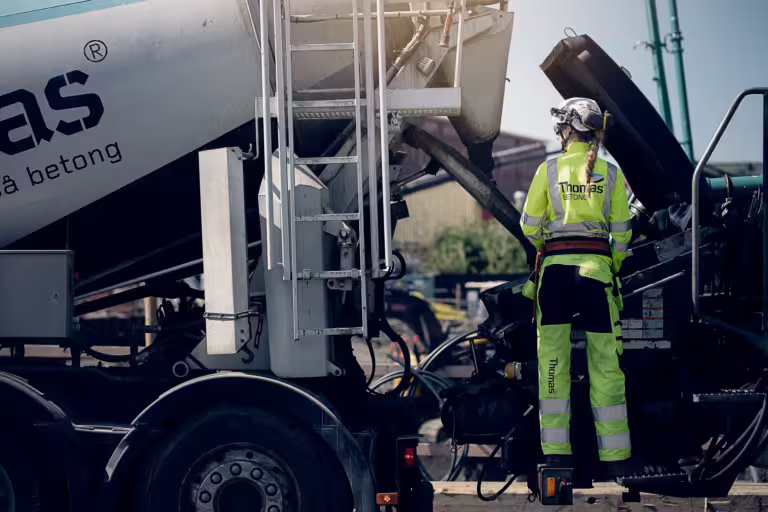 Kvinna arbetar med fordon.