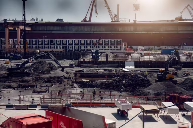 Byggarbetsplats med pågående arbete i komplex projektmiljö