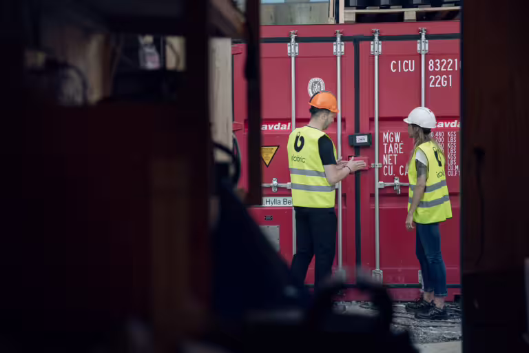 Dörr till container på byggarbetsplats med kontrollerat tillträde