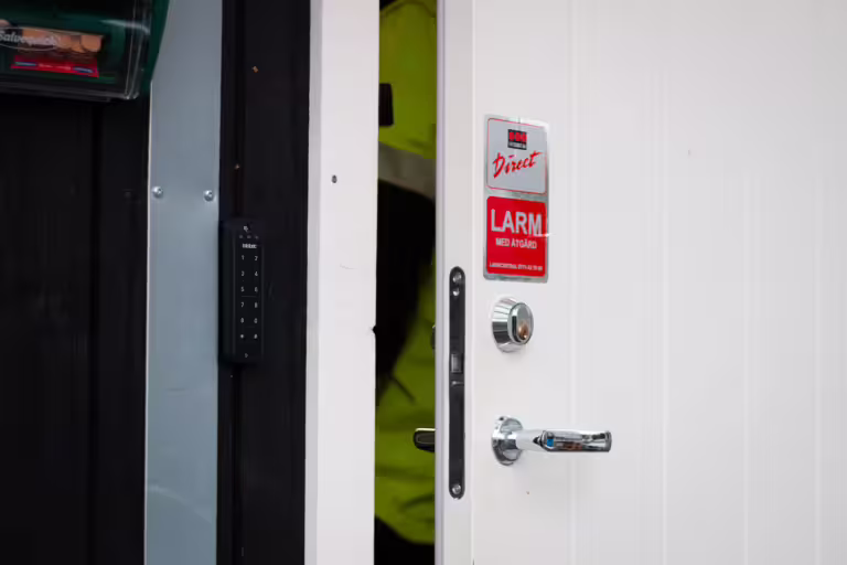 Dörr till bod eller container med monterad kortläsare för tillträdeskontroll