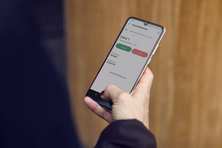 Ease Smart Lock som öppnas med mobiltelefon via app