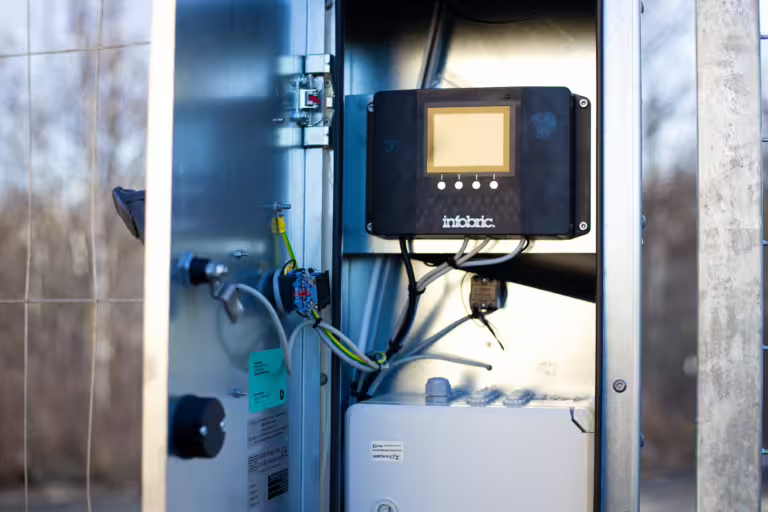 Control Box 400 monterad i styrskåp för grind eller port