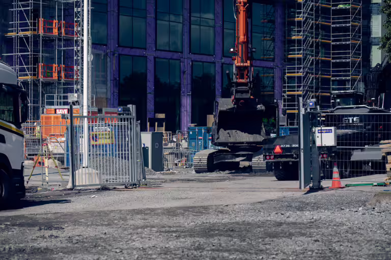 Mobil slaggrind vid byggarbetsplats som används för smidig och säker fordonslogistik