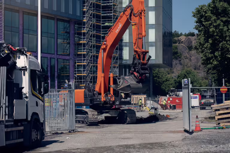 Slaggrind med säkerhetsfunktioner vid byggarbetsplats, inklusive skydd och avspärrningar