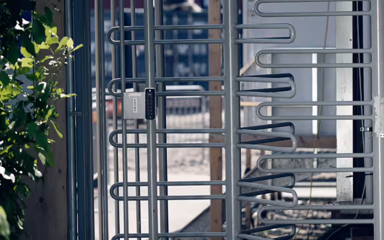 Rotationsgrind i galvaniserat stål monterad på byggarbetsplats.