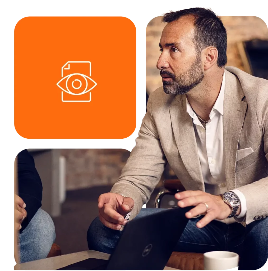 Man sitter i en soffa och pratar om bankinitiativet