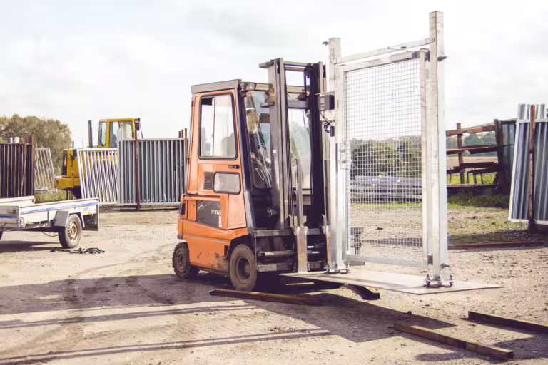 Persongrind med styrning installerad på byggarbetsplats