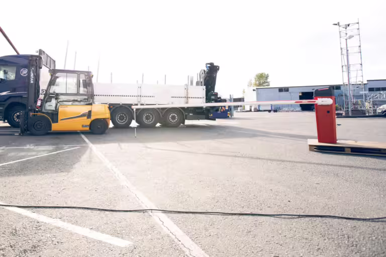Mobil vägbom B614 vid in- och utpassering på arbetsplats