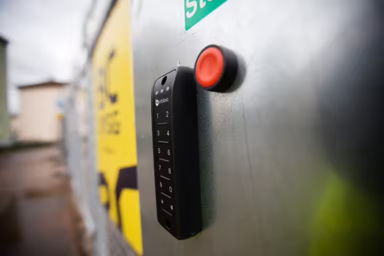 Kortläsare och nödstoppsknapp monterade på Vikgrind A 3-fas