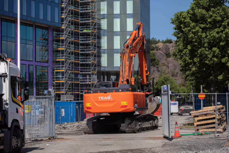 Mobil slaggrind installerad vid byggarbetsplats och redo för drift med passagesystem