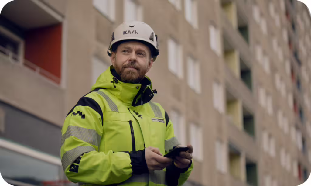 Person som rapporterar genom Infobric Field appen